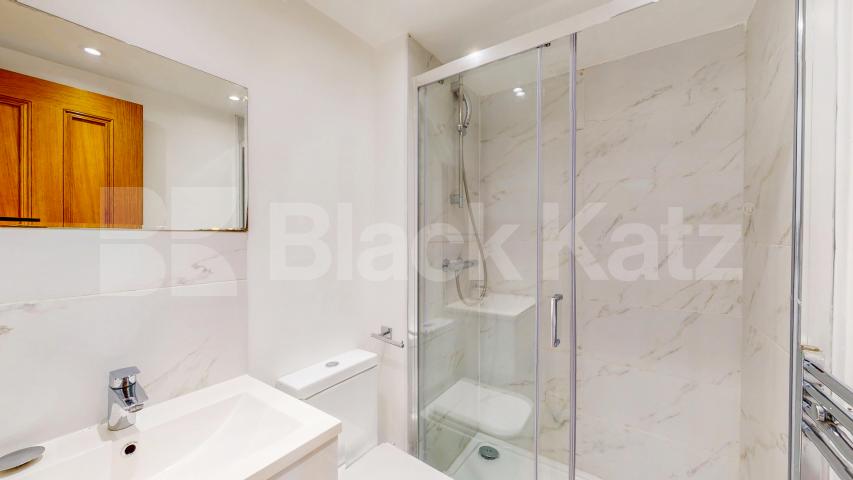 Elegant & Expansive Six Bed 4 Bath Residence with Private Garden in Holloway Mayton Street, Holloway